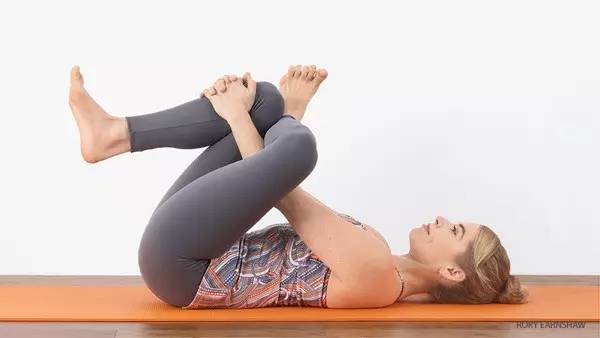 膝盖疼痛时怎么做瑜珈呢？